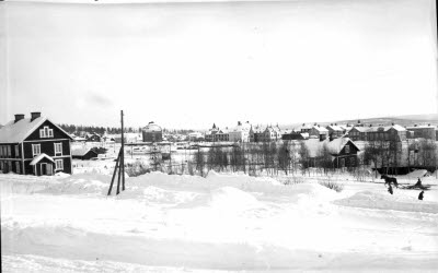 Vy över centrala Malmberget; Centralskolan, Wennerströmska huset, Lalanders, Handelsbanken, Missionskyrkan, Godtemplarhuset, Savoy.