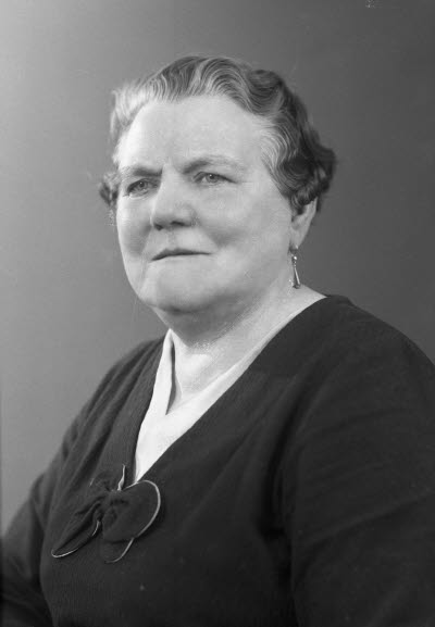 Porträtt av en dam. Ateljefoto.