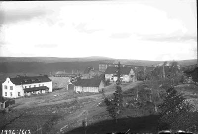 Vy över Tingvallskulle. Bostadshus. I bakgrunden: Sovringsverket.