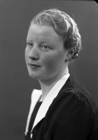 Porträtt av en dam. Ateljefoto.