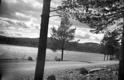 Nuolajärvi. Dundret i bakgrunden. Väg mot Kiruna.