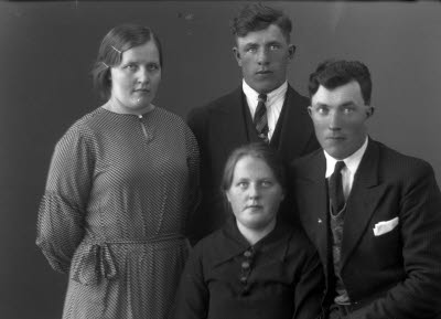 Porträtt av två damer och två herrar. Ateljefoto.