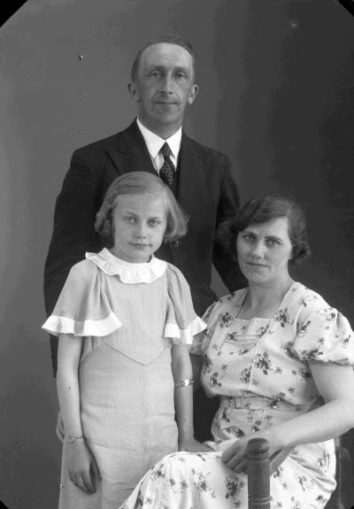 Porträtt av en herre, en dam och ett barn, flicka. Ateljefoto.