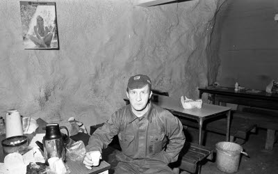 Gruvstuga. En herre.