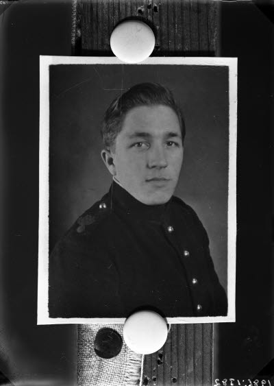 Porträtt av en herre i uniform. Ateljefoto.