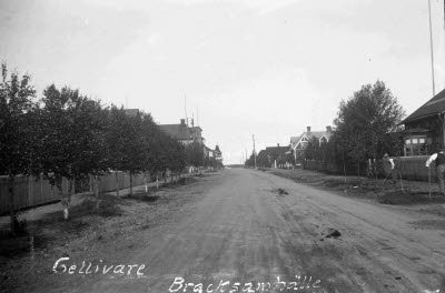 Hantverkaregatan; bl. a. teatersalongen t.v. i slutet av gatan. Bildtext: "Gellivare Bracksamhälle".