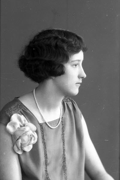 Porträtt av en dam. Ateljefoto.