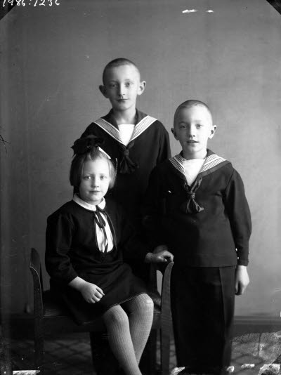 Porträtt av 3 barn, 2 pojkar, 1 flicka. Ateljefoto.