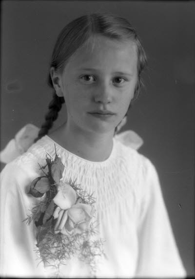 Porträtt av en flicka. Ateljefoto.