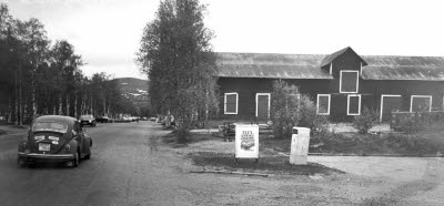 Hedmanska lagerbyggnaden, Västra Kyrkallén, Gällivare, före rivningen i Juni 1983.