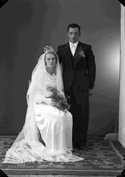 Porträtt av ett brudpar. Ateljefoto.