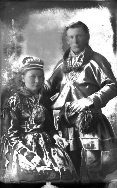 Porträtt av ett par i samedräkter. Ateljefoto.