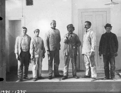 Porträtt av 6 herrar i arbetskläder.