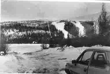 Harrträsk, Gällivare, med Dundret i bakgrunden. Bilparkering inför World Cup 1983, alpina världscuptävlingarna.