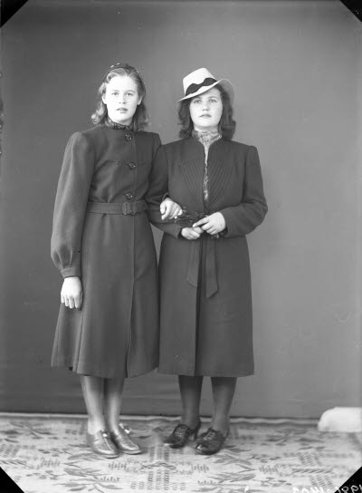 Porträtt av två damer. Ateljefoto.