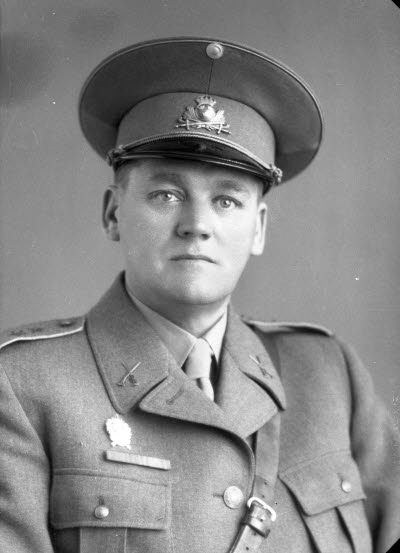 Porträtt av en herre i militäruniform. Ateljefoto.