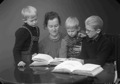 Porträtt av en dam och tre barn, pojkar; mor och barn. Ateljefoto.