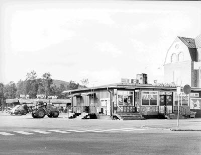 Busstationen, Gällivare centrum. I bakgrunden MD:s grill och Centralskolan.