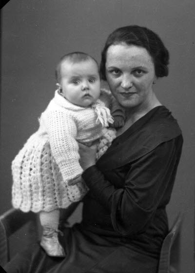 Porträtt av en dam och ett barn; mor och barn. Ateljefoto.