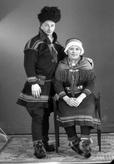 Porträtt av ett par i samedräkter. Ateljefoto.