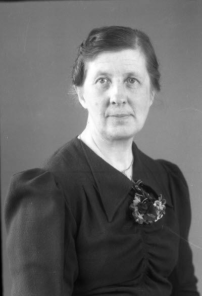 Porträtt av en dam. Ateljefoto.