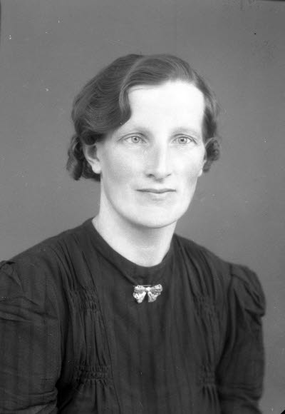 Porträtt av en dam. Ateljefoto.