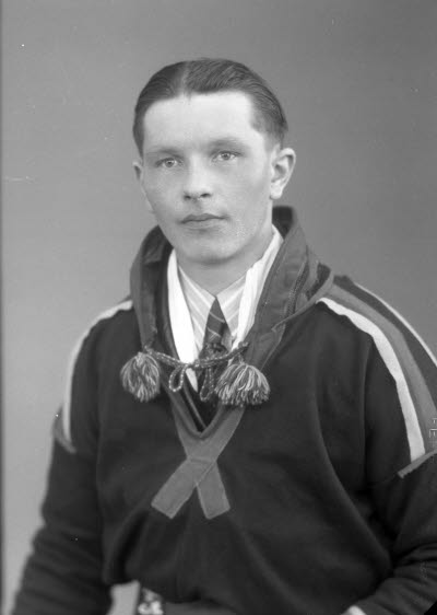 Porträtt av en herre i samedräkt. Ateljefoto.