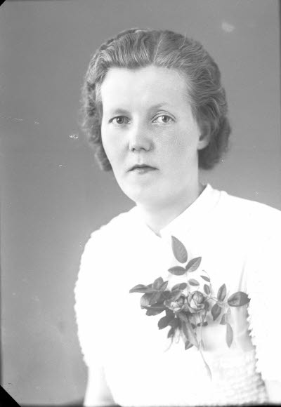 En flicka. Konfirmationsfoto?