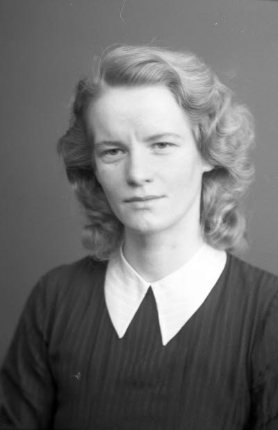 Porträtt av en dam. Ateljefoto.