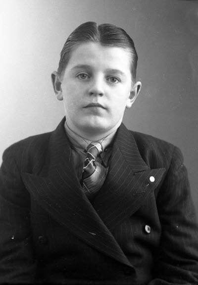 Porträtt av en pojke. Ateljefoto.