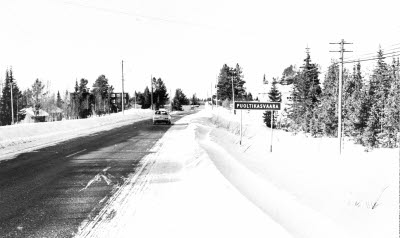 Landsväg. Vägskylt; ortnamnsmärke Puoltikasvaara.