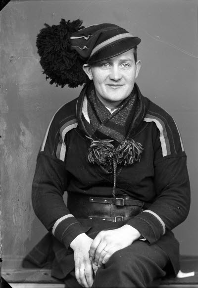 Porträtt av en herre i samedräkt. Ateljefoto.