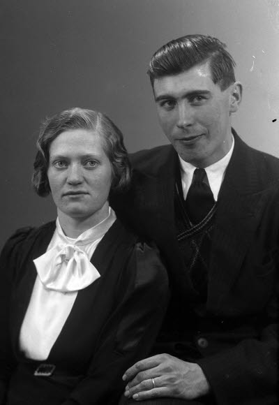 Porträtt av ett par; en dam och en herre. Ateljefoto.