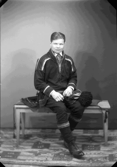 Porträtt av en herre i samedräkt. Ateljefoto.