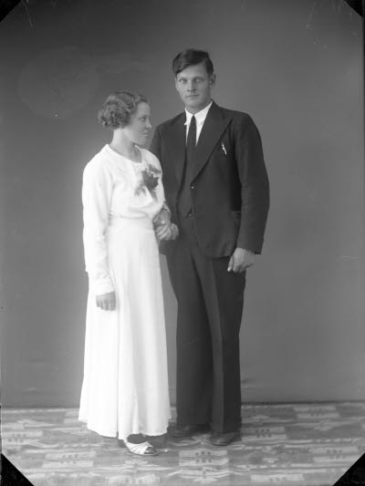 Porträtt av ett brudpar, bröllopsfoto. Ateljefoto.