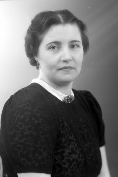 Porträtt av en dam. Ateljefoto.