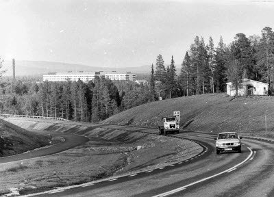 Porjusvägen, Gällivare. I bakgrunden Gällivare sjukhus; Gällivare lasarett.