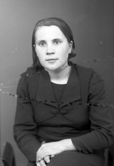 Porträtt av en dam. Ateljefoto.