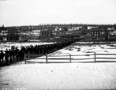 Demonstrationståg Hermelinsskolan. Hermelin i bakgrunden.