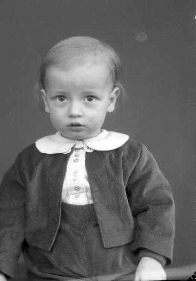 Porträtt av ett barn. Ateljefoto.