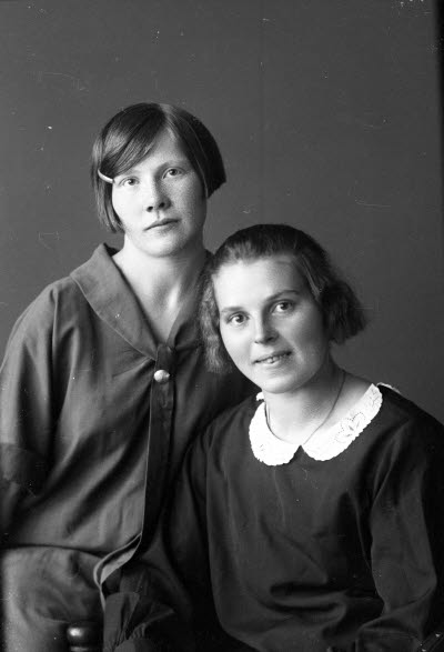 Porträtt av 2 damer. Ateljefoto.