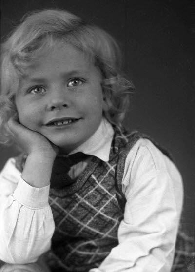 Porträtt av ett barn; en pojke. Ateljefoto.