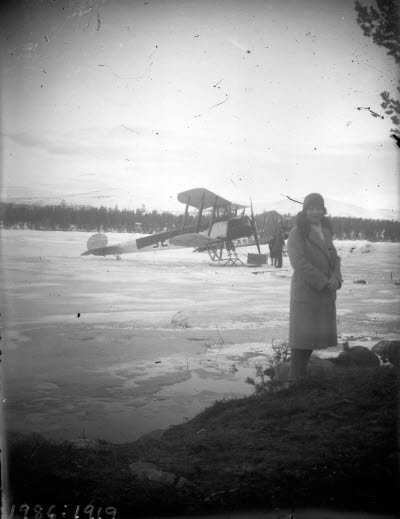 Ett sportflygplan, en dam. Oidentifierad.