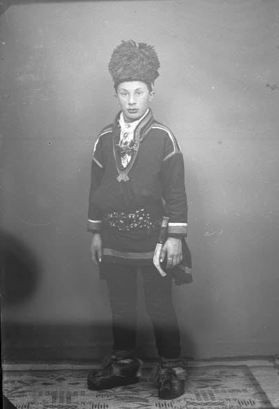 Porträtt av en herre i samedräkt.