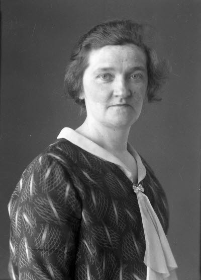 Porträtt av en dam. Ateljefoto.