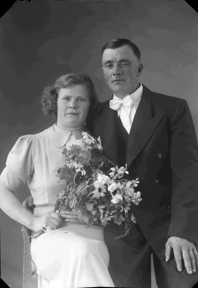 Porträtt av ett brudpar. Ateljefoto.