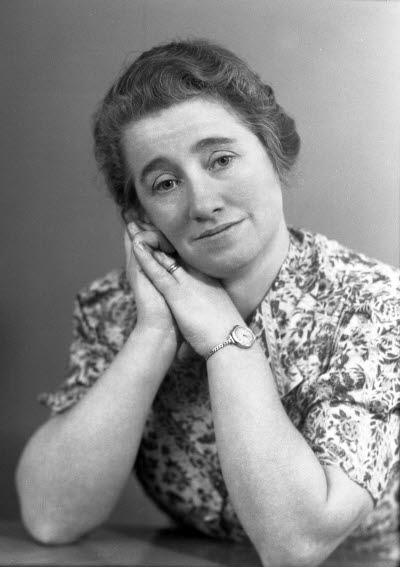 Porträtt av en dam. Ateljefoto.