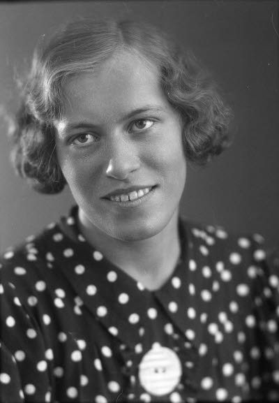 Porträtt av en dam. Ateljefoto.