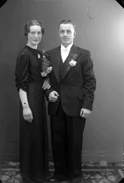 Porträtt av ett brudpar. Ateljefoto.