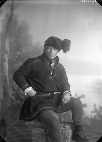 Porträtt av en herre i samedräkt. Ateljefoto.